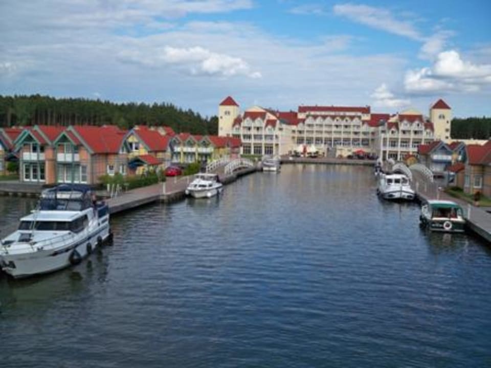 Blick auf Hotel von Brücke Precise Resort Hafendorf Rheinsberg