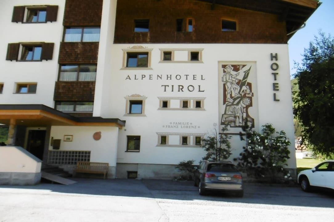 Hoteleingang Alpenhotel Tirol