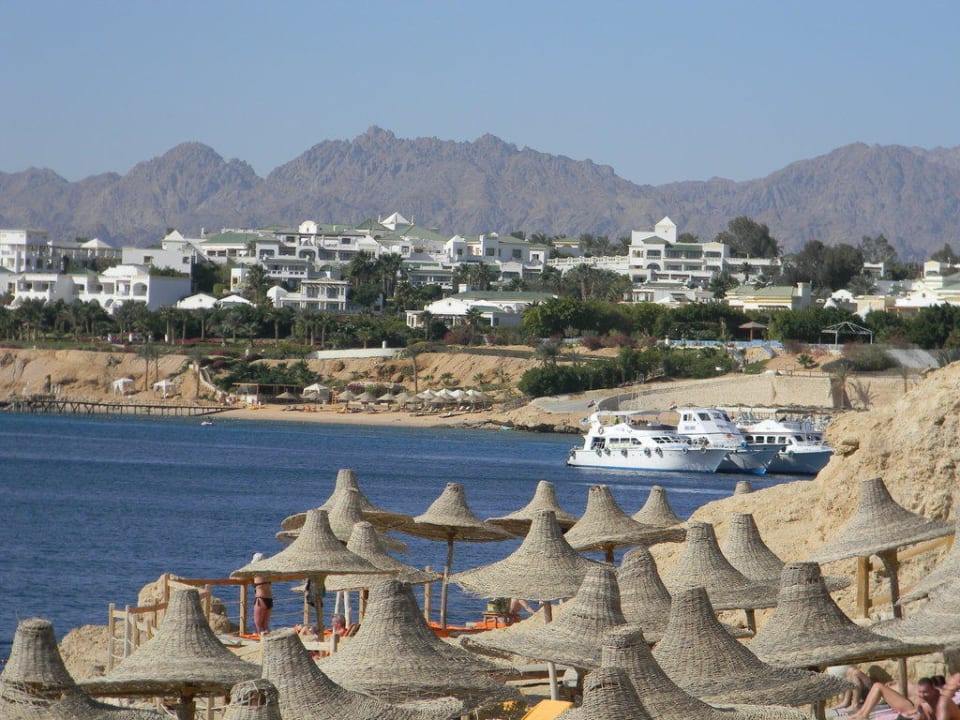 Am Strand mittags Sharm Plaza