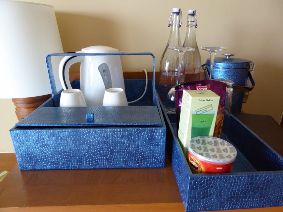 Tee- und Kaffeekocher sowie freies Wasser Centara Ras Fushi Resort & Spa Maldives