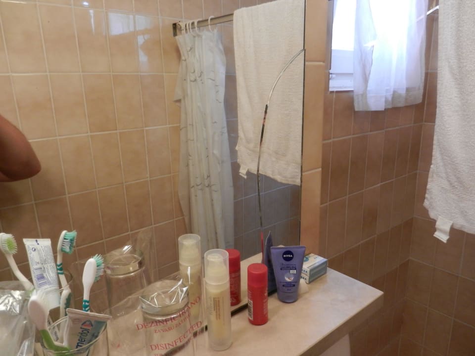 Zersprungener Spiegel u. zerrissener Vorhang Villas Arbia - Rio & Magdalena