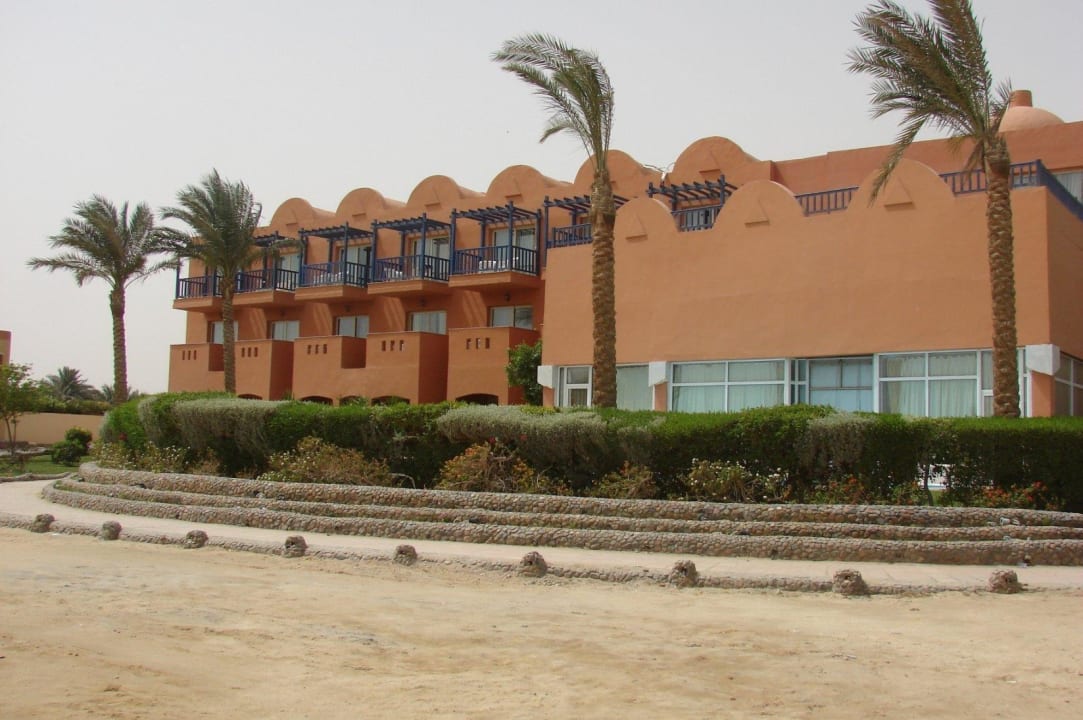 Widok hotelu od strony plaży Titanic Beach Spa & Aqua Park