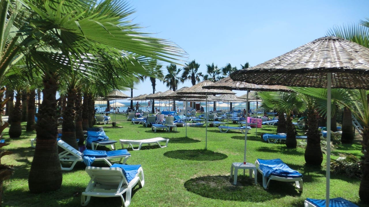 Liegewiese am Strand Miramare Queen Hotel
