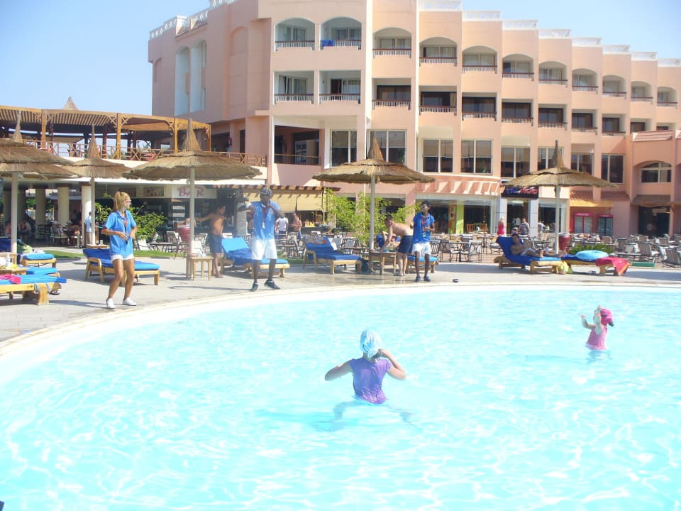 Танцы в воде Beach Albatros Resort