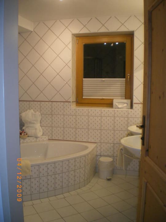 Badezimmer mit Blick auf Eckbadewanne Hotel Tirolerhof