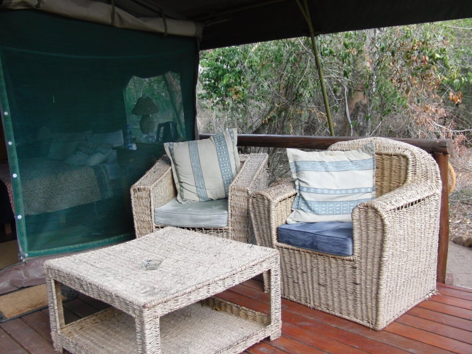 Sitzmöbel auf der Veranda Game Lodge Tembe National Elephant Park