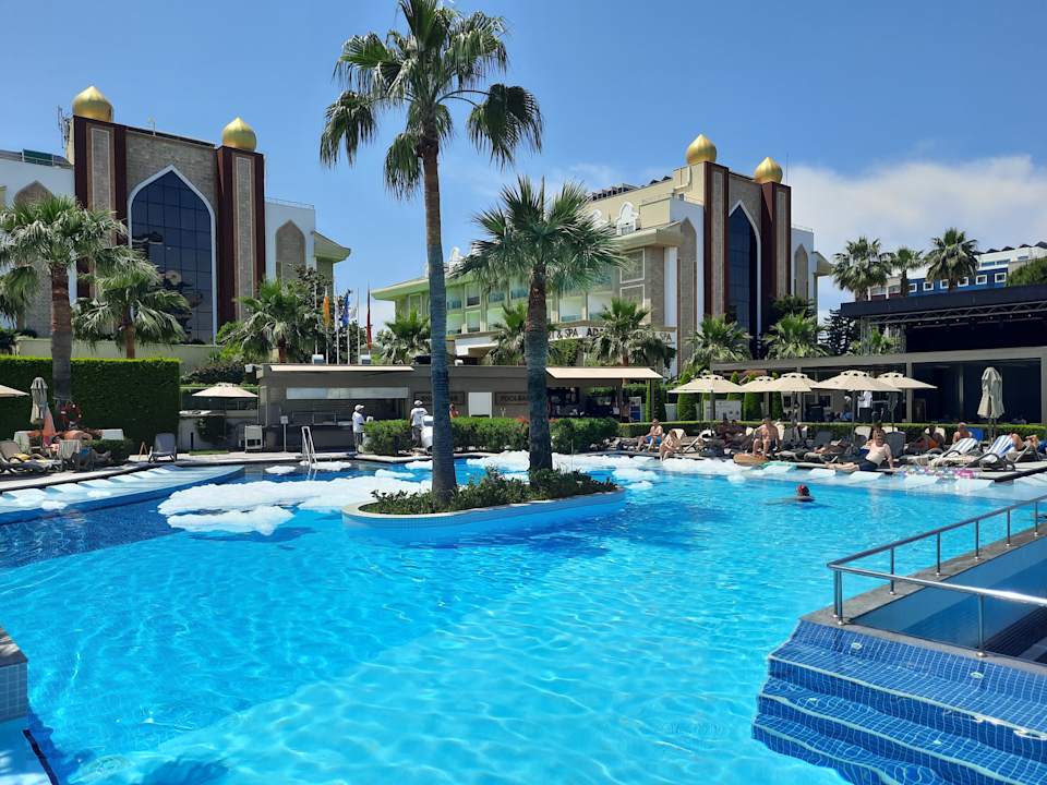 Pool Side Sunport Hotel & Spa