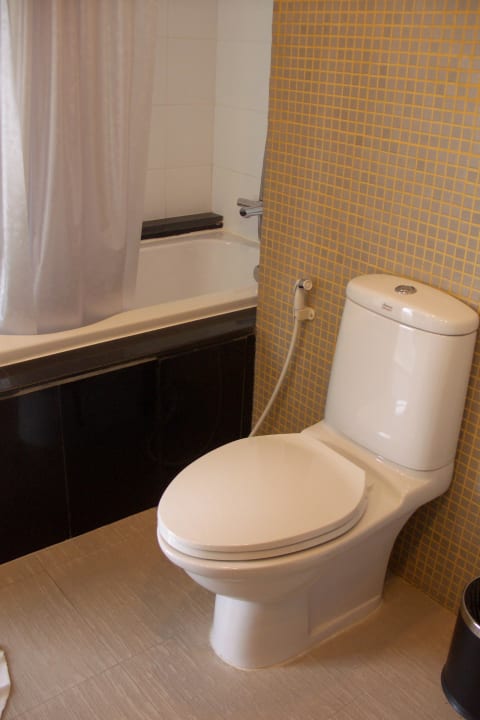 Toilette mit Badewanne Hotel FuramaXclusive Sathorn