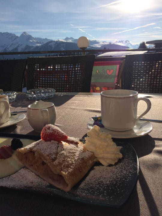 Leckerer Apfelstrudel auf der Sonnenterrasse Ursprungs Panorama Hotel