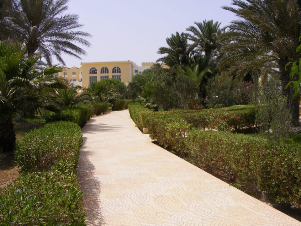 Einer der zwei Wege vom Strand zum Haupthaus  Djerba Castille
