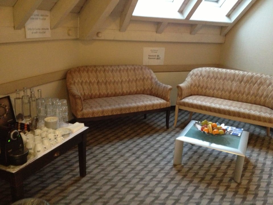 Kaffee, Tee, Obst in der Business-Lounge Hotel Thessoni Classic Zürich