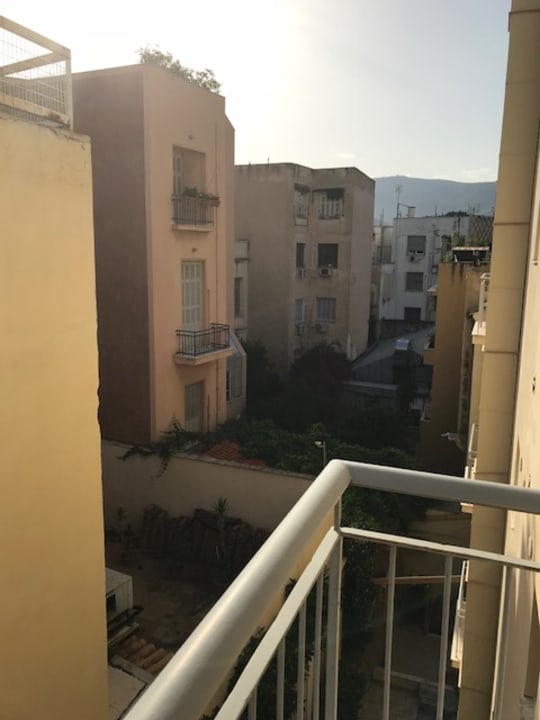 Hinterhof AVA Hotel Apartments & Suites