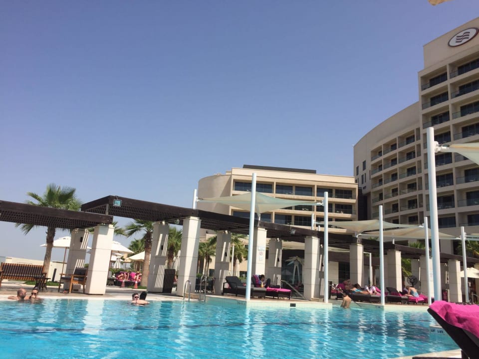 Am Pool Crowne Plaza Hotel Yas Island