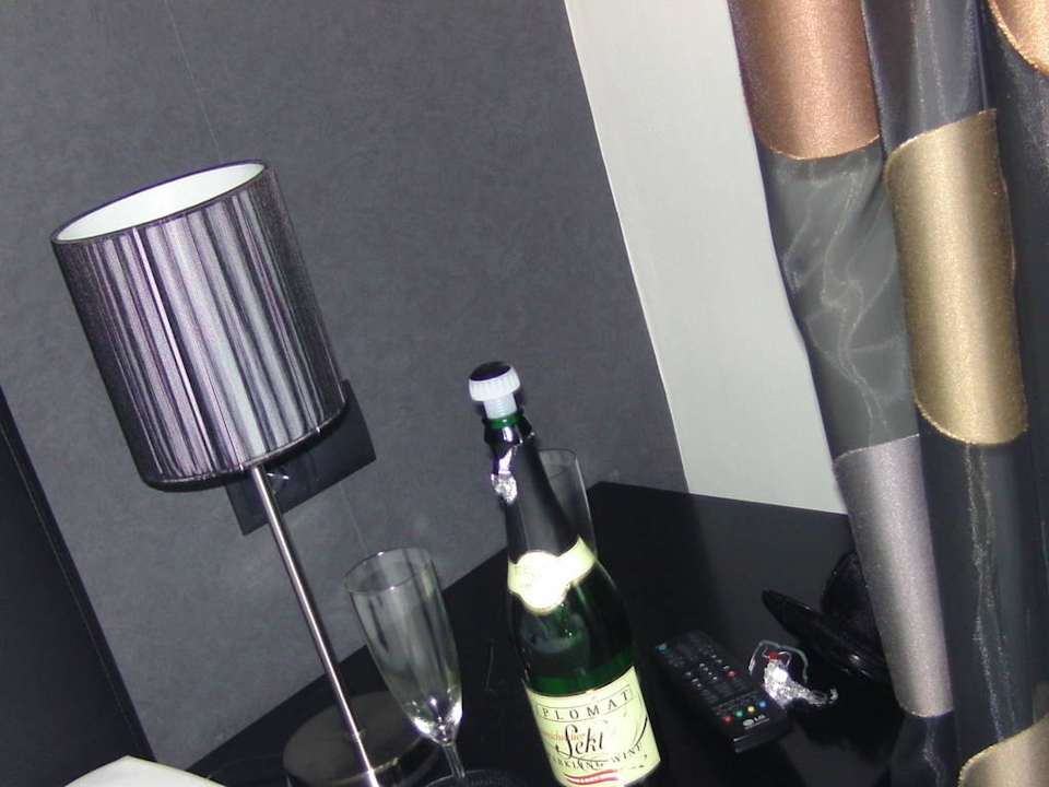 Nachttischkästchen mit Lampe und Vorhang Koncept Hotel Liebelei