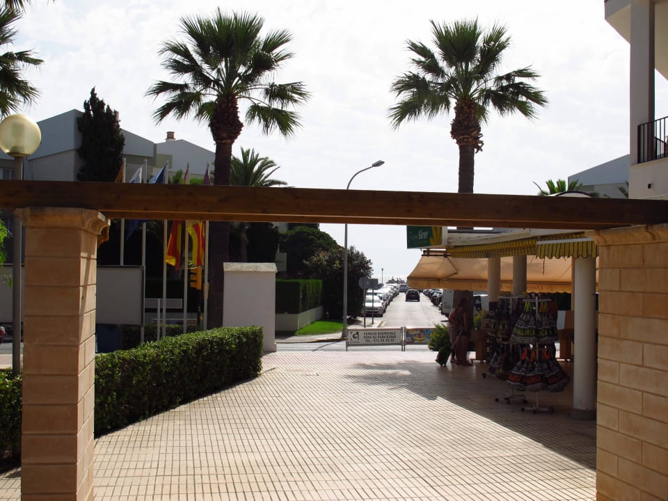 Blick aus der Anlage in Richtung Strand Hipotels Mediterraneo Club