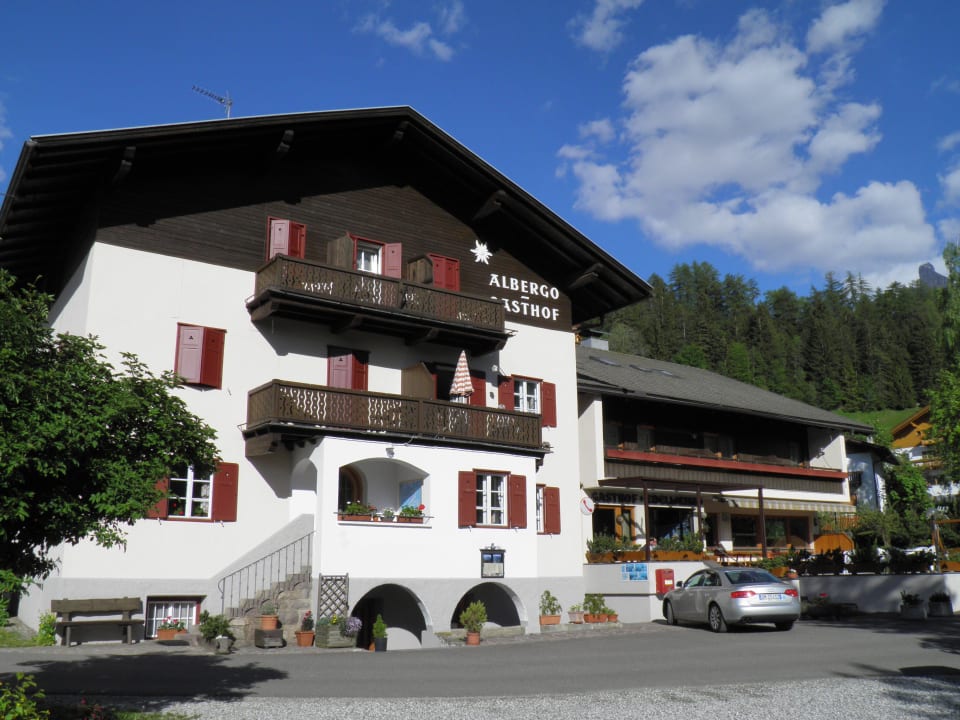 Vorderansicht mit Terrasse Hotel Fines