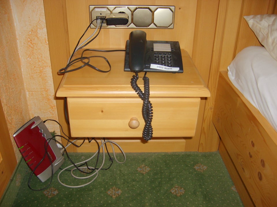 Der Wlan-Router neben dem Bett Landhaus Ertle