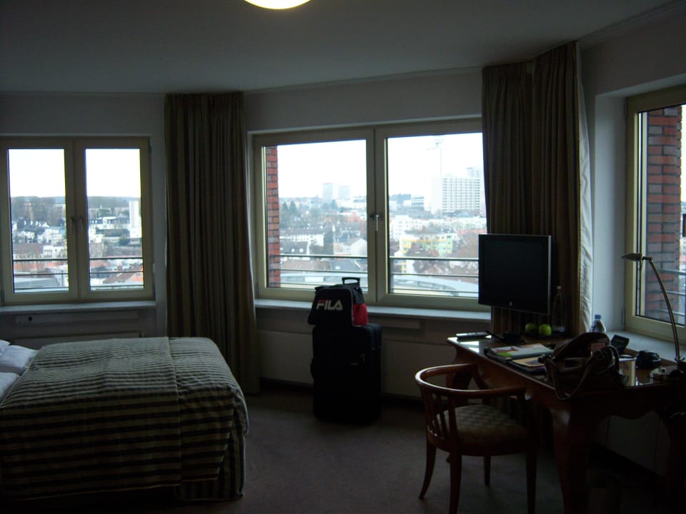 Blick vom Flur in das Zimmer Lindner Hotel Frankfurt Main Plaza, part of JdV by Hyatt