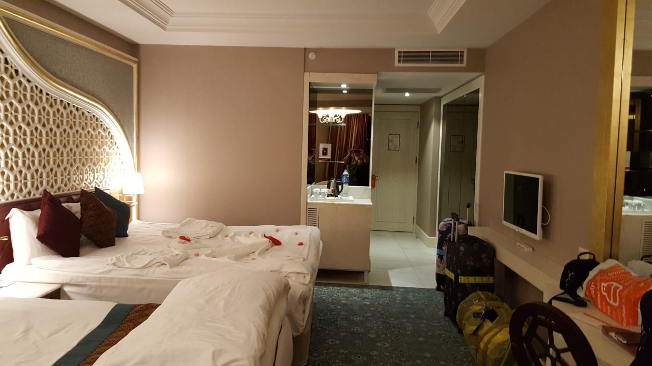 Zimmer Royal Taj Mahal Hotel