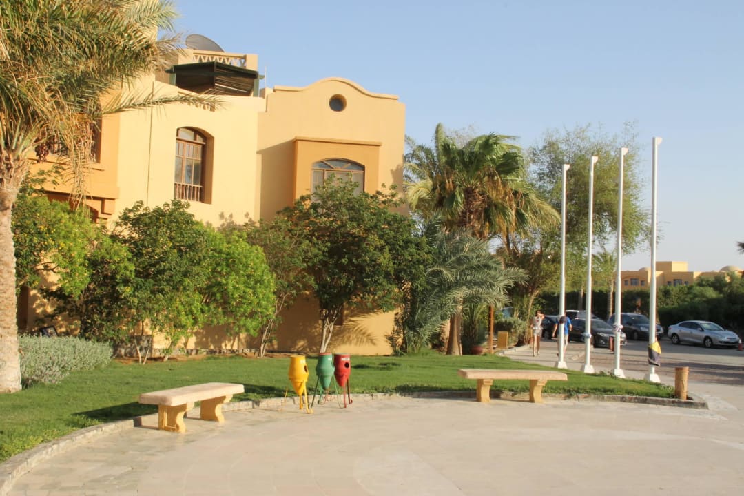 Bus Haltestelle vor Hotel Three Corners Rihana Resort Deluxe