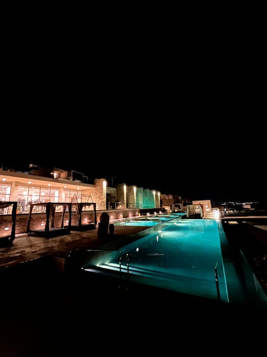 Pool The Royal Senses Resort, Curio Collection by Hilton