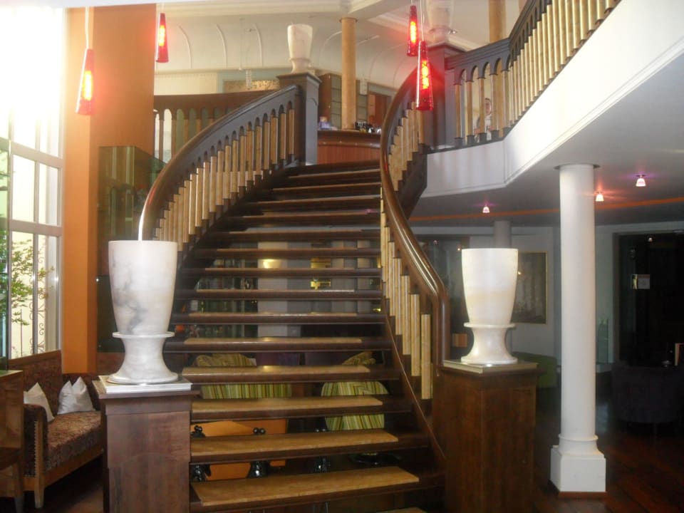 Treppe nach oben zur Rezeption,wunderschön! Spirit & SPA Hotel Birkenhof am Elfenhain