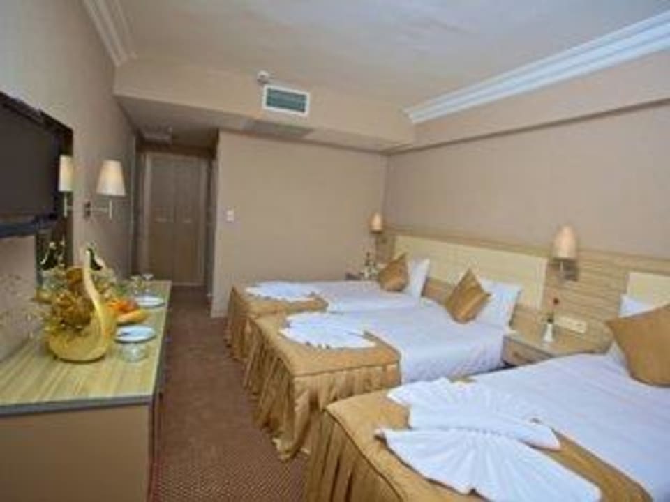 Triple Room Hotel Grand Emin