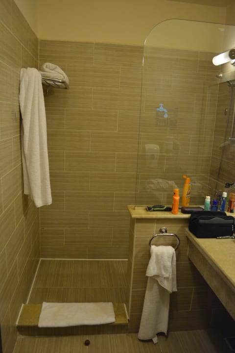 Dusche im Doppelzimmer Jaz Dar EL Madina