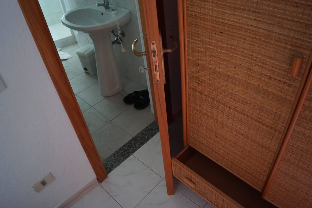 Zimmer so eng, dass die Badtür nur halb aufgeht Villaggio Baia d'Ercole