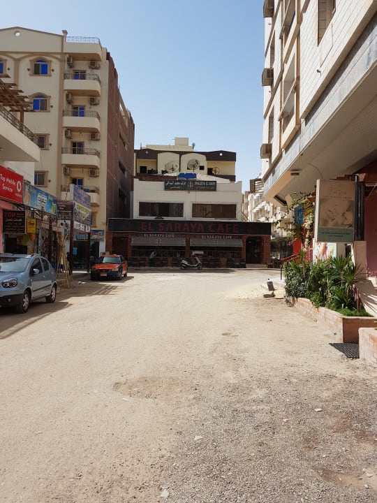 Kurz vor dem El Saraya Cafe rechtgs, siehe nächstes Bild Bella Vista Resort Hurghada