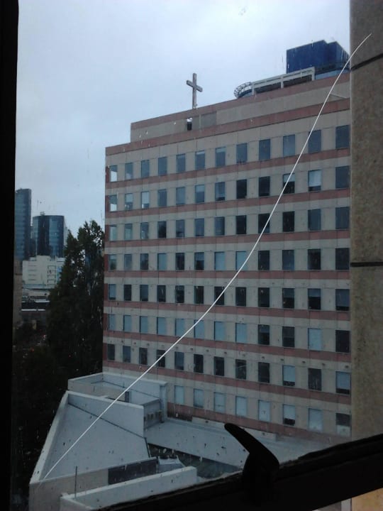 Window in room was cracked (image1) Scenic Hotel Auckland