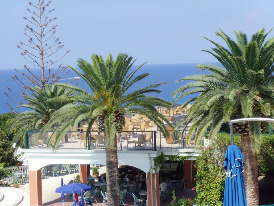 Blick auf den Außenbereich des Hauptrestaurants Aldiana Club Rocca Nettuno Calabria
