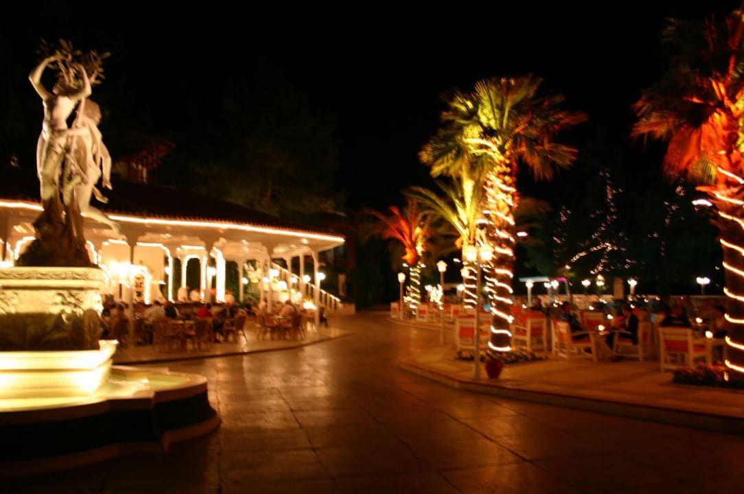 Ausenanlage bei Nacht Club & Hotel Letoonia