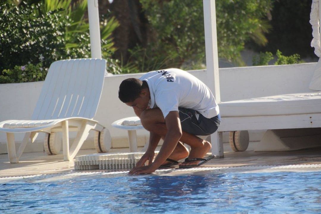 Wasserproben und Liegen bestzen  Calimera One Resort Jockey