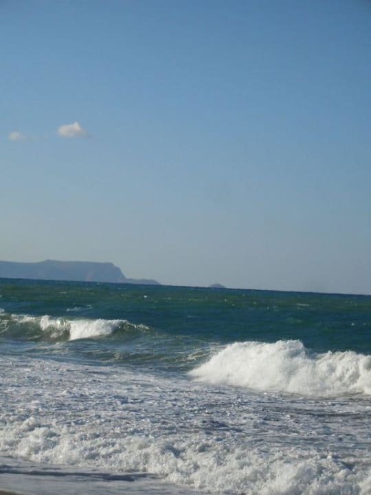 Strand und Meer mit Aussicht auf eine kleine Insel Annabelle Beach Resort
