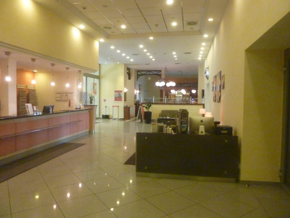 Lobby mit Rezeption und Bar ( Hintergrund) TRIBE Düsseldorf