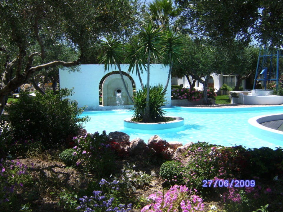 Pool mit Wasserfall und Wasserlauf TUI KIDS CLUB Alex Beach