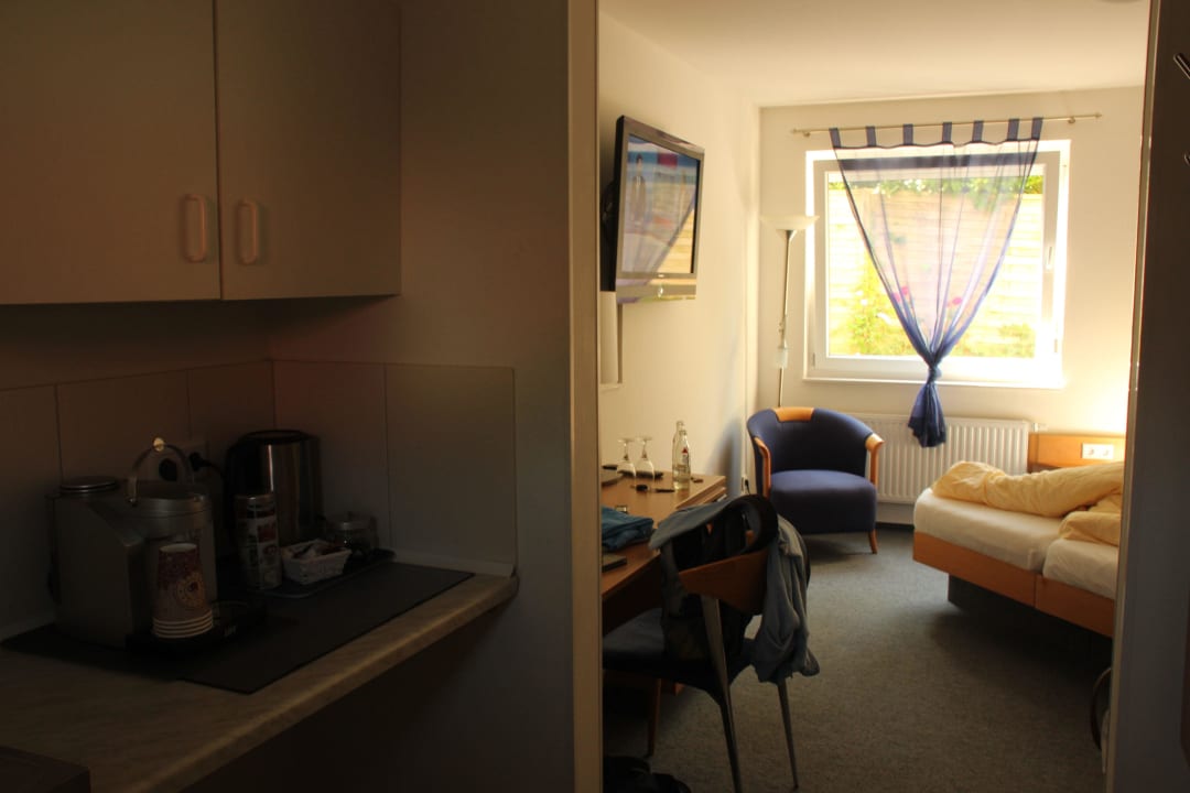 Küchenzeile und Blick ins Zimmer Hotel Gasthof Handewitt