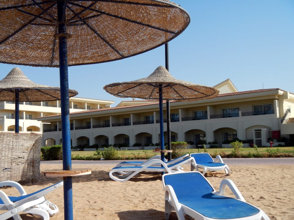 Blick vom Strand zum Zimmer Cleopatra Luxury Resort Makadi Bay