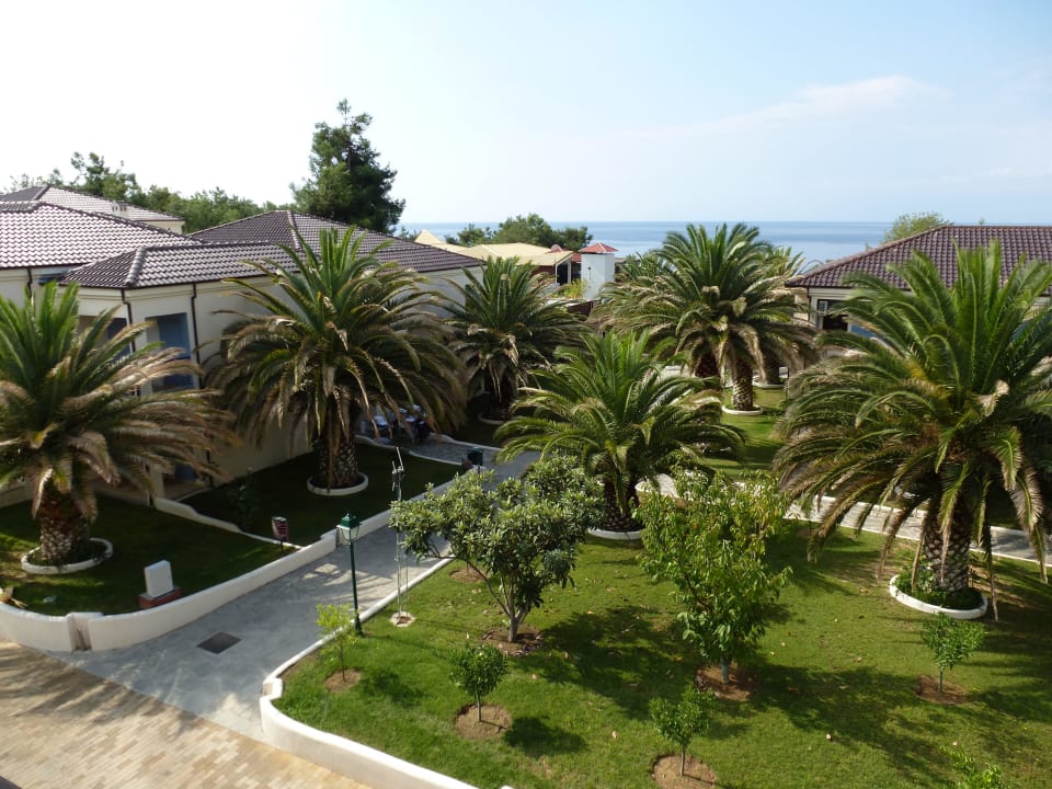 Der gepflegte Außenbereich Alexandra Beach Thassos Spa Resort