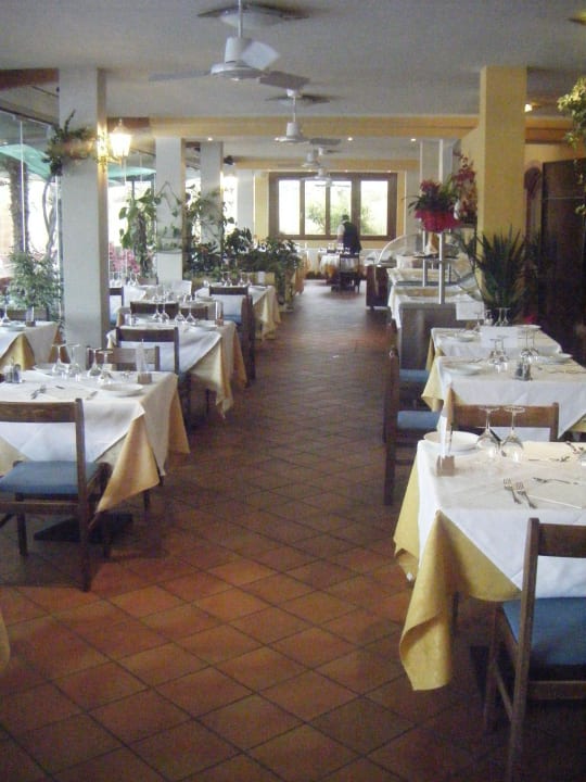 Speisesaal 2 mit sicht auf den Pool Hotel Antico Monastero