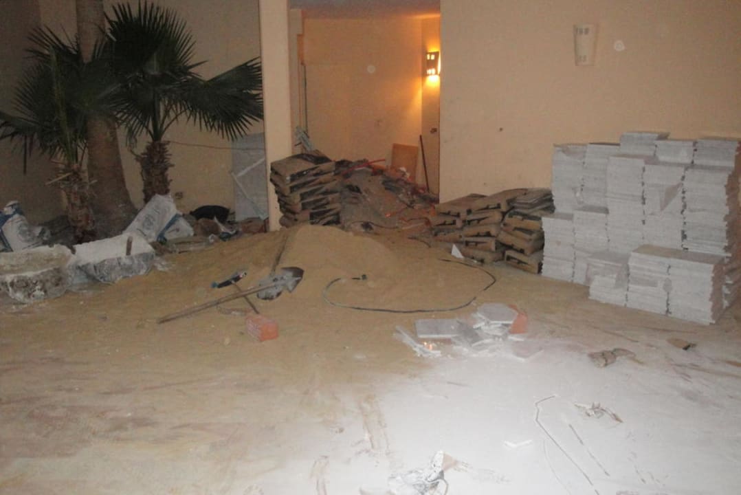 Baustelle mitten in den Hoteldurchgängen Mövenpick Resort & Spa El Gouna