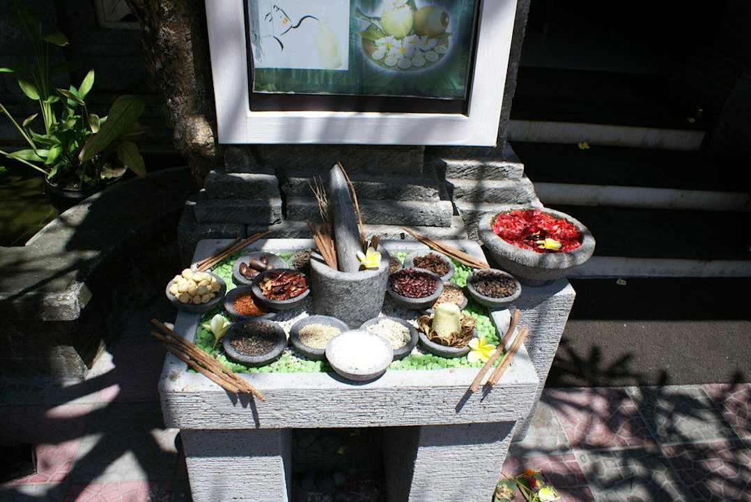 Gaben vor dem Spa Puri Santrian