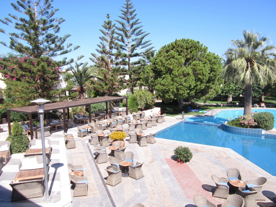 Teil des Pools mit Außentischen der Hotelbar Phãea Cretan Malia