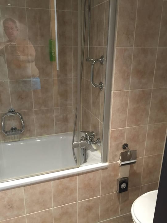 Fliesen etwas "altbacken" aber alles sauber! Mövenpick Hotel Nürnberg Airport