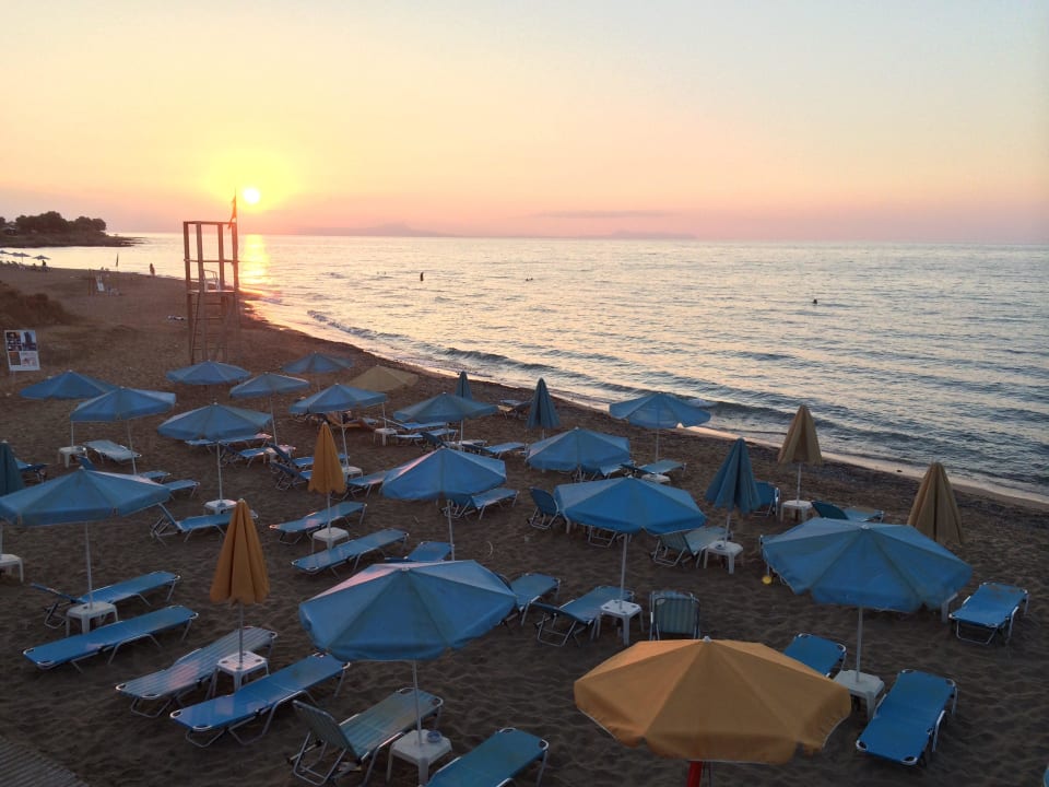 Hotelstrand mit Liegen Hotel Dedalos Beach