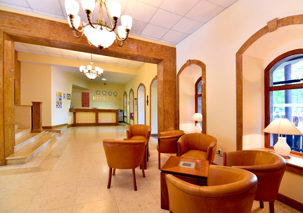 Lobby Hotel Estreya Palace & Residence