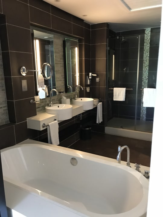 Sicht vom Schlafbereich ins Bad. Crystals Beach Resort Belle Mare, a member of Radisson Individuals