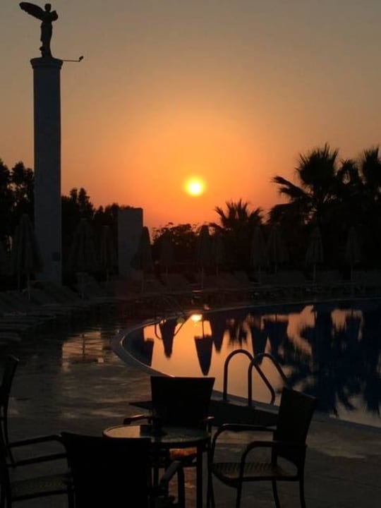 Sonnenuntergang an der Poolbar beim Meer Starlight Resort Hotel
