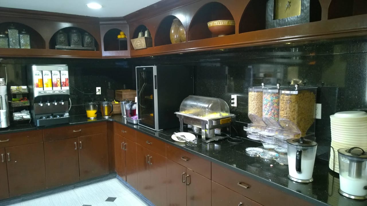 Frühstück Queens County Inn and Suites